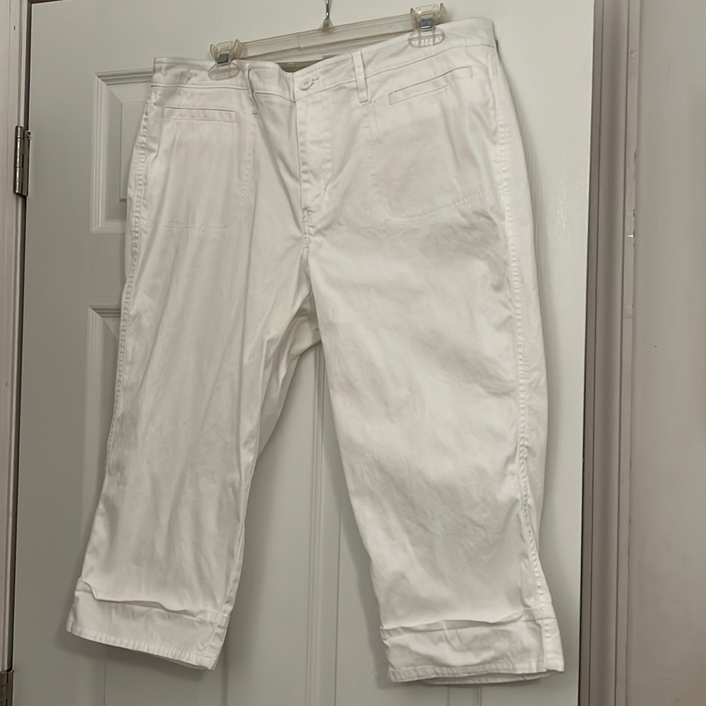 Venezia. Capris. Size 16. White. New without tags.
